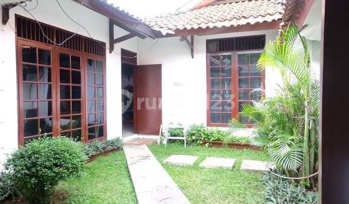 Rumah Asri Lingkungan Eksklusif Dekat Jalan Tol