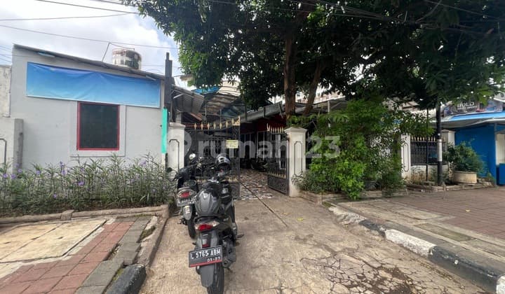 Rumah SHM di Menteng Bonus 16 Kamar Kost Aktif