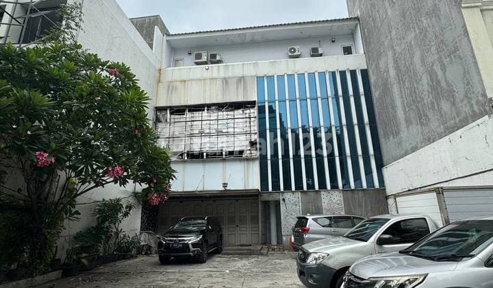 Gedung 4 Lantai Luas Siap Pakai di Menteng