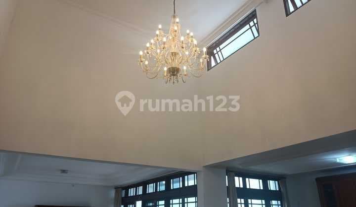 Disewakan Rumah Semi Furnish di Menteng
