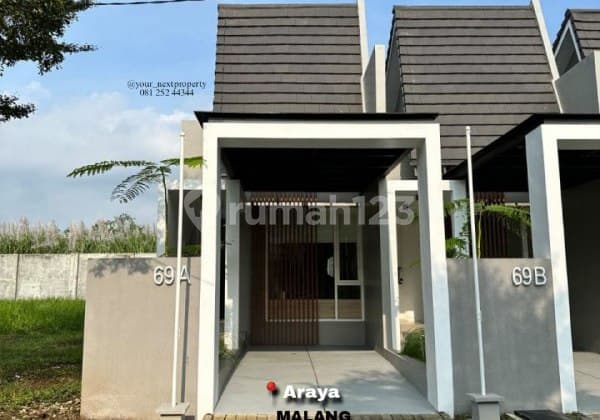 Rumah Modern dengan Inner Courtyard di Araya, Malang