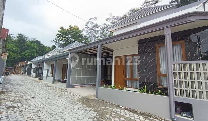 Segera Amankan! Rumah Siap Huni Daerah Jakal Ini Bonus Furniture