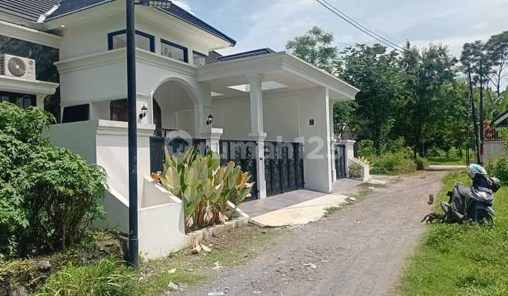 Hunian Premium! Desain Kontemporer dengan 3 Taman Cantik