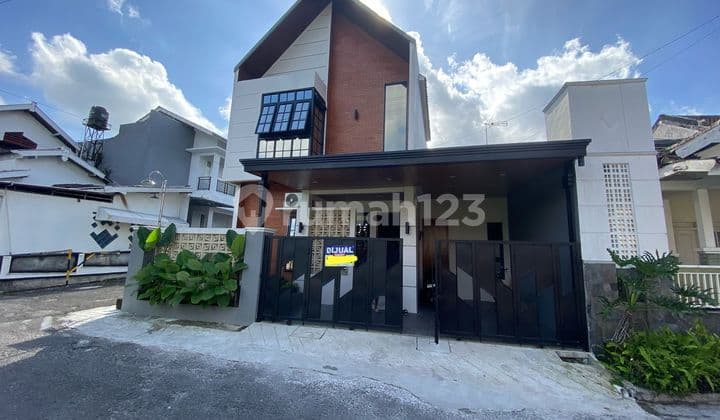 Rumah Baru 2 Lantai Type 140/103 hanya 3 menit ke Kampus Amikom Jogja