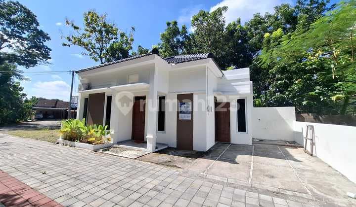 Comfortable House One Gate System A Step Away from Kasongan Tourism