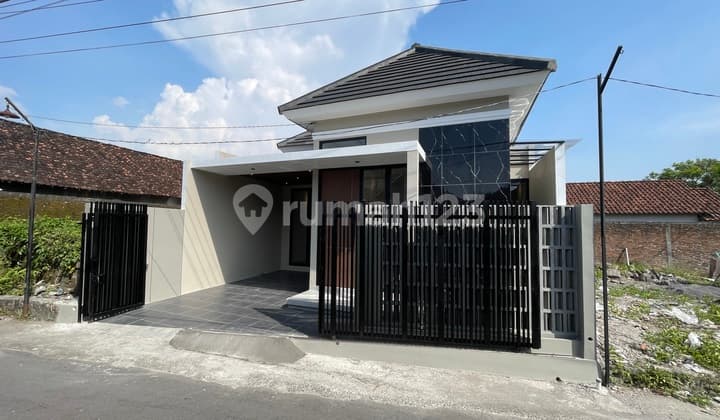 Ready-to-Occupy House, Freehold Title, 825 Million IDR on Jl Purwomartani Kalasan