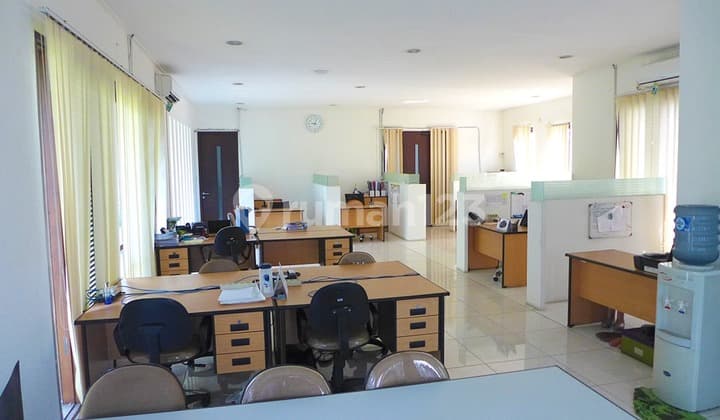 Rumah Multi Fungsi bisa untuk Klinik Salon Kantor 2 Lt Strategis 3 Row Mbl