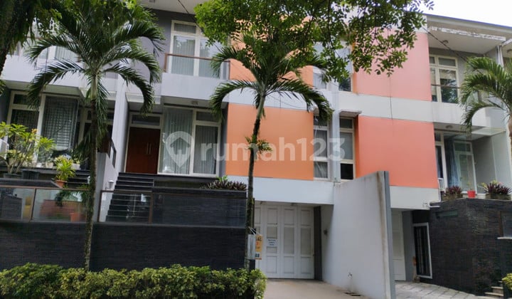 Hunian Mewah 3 Lantai di Jantung Kota Selangkah ke Plaza Ambarrukmo