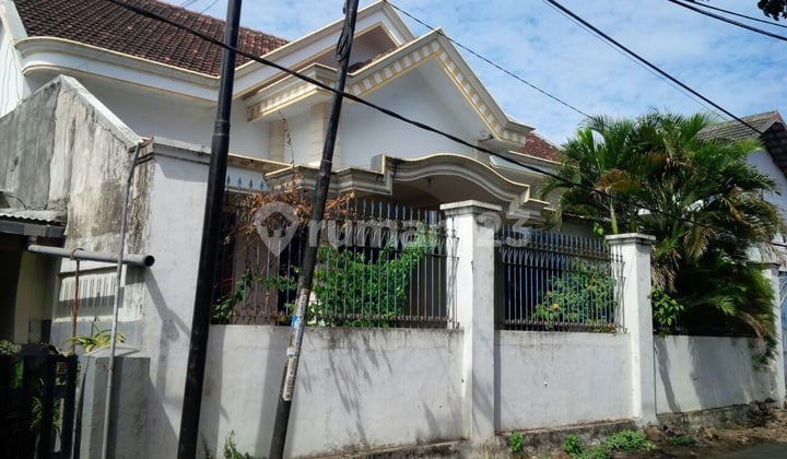 For Rent Large House in the Middle of Hayam Wuruk Street, Probolinggo City