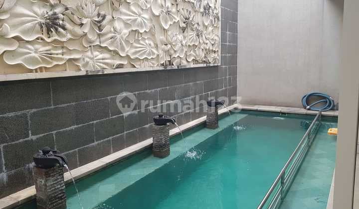 House with Garden Front and Swimming Pool