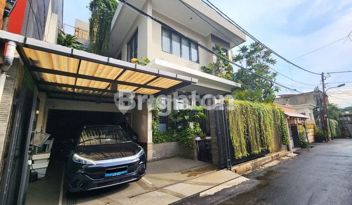 RUMAH 3 LANTAI SLIPI JAKARTA BARAT ASRI TERAWAT SIAP HUNI STRATEGIS