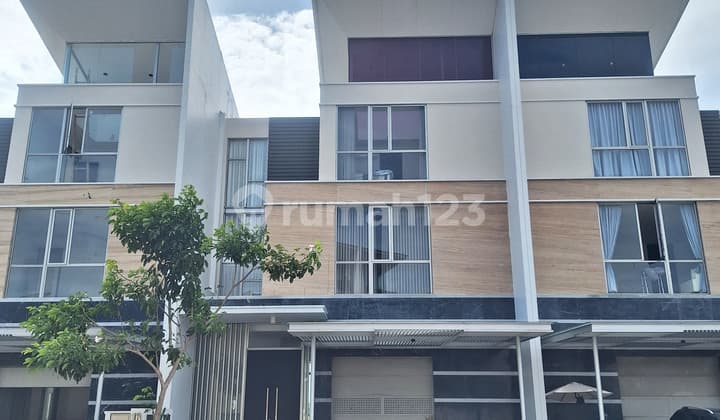 Dijual Rumah PIK View Lapangan Golf . 10x32 3 lantai . siap huni . TERMURAH