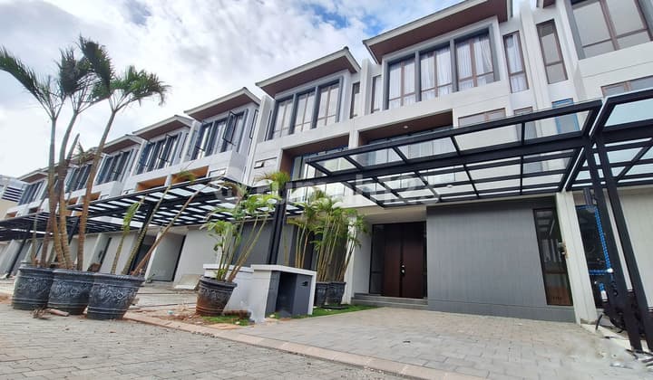 Rumah Baru Pluit 7x18,5 3 Lantai . View Laut Regatta Pantai Mutiara Brezza . SHM Murni . Bisa Kpr Atau Cicilan Devloper