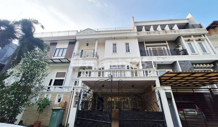 FULL FURNISHED . Rumah Pantai Indah Kapuk 10x15 4 Lantai . Siap Huni , Komplek Mewah bagus