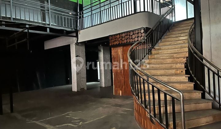 Di sewakan ruang usaha cocok untuk usaha cafe dll Harga sewa 200 jt/th di mainroad cihampelas Bandung