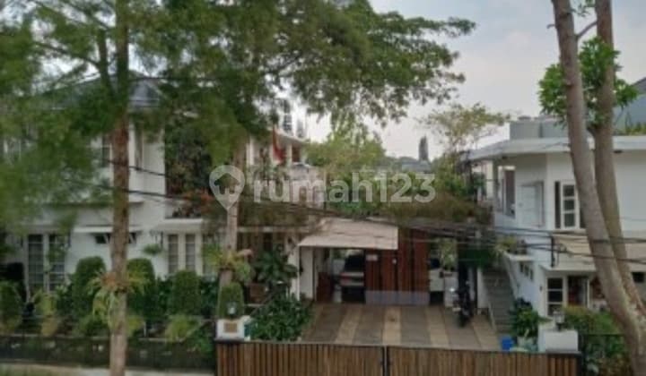 A comfortable home makes the heart feel at peace, with lush trees, a fish pond, and the melodious sound of birds. A choice awaits at Lembah Hijau Gegerkalong, Bandung.