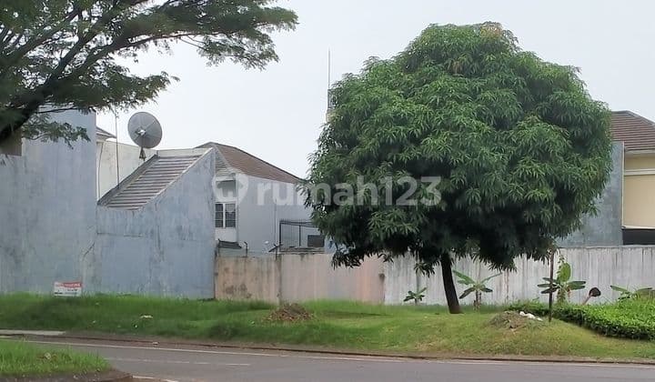 Hoek Boulevard Kota Wisata plot for rent.