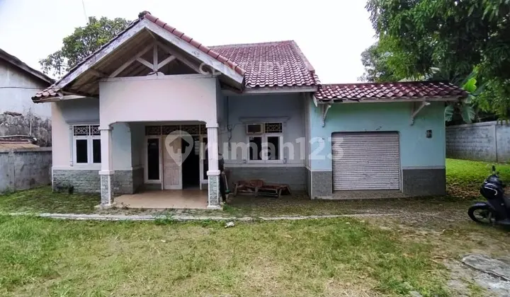 RUMAH DENGAN HALAMAN LUAS DI KRAMAT JATI JAKARTA TIMUR