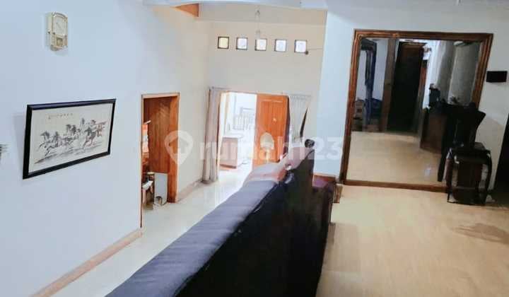 Rumah 3 Lantai Cantik dengan Bangunan yang Sangat Kokoh Dengan.lingkungan.yang Nyaman