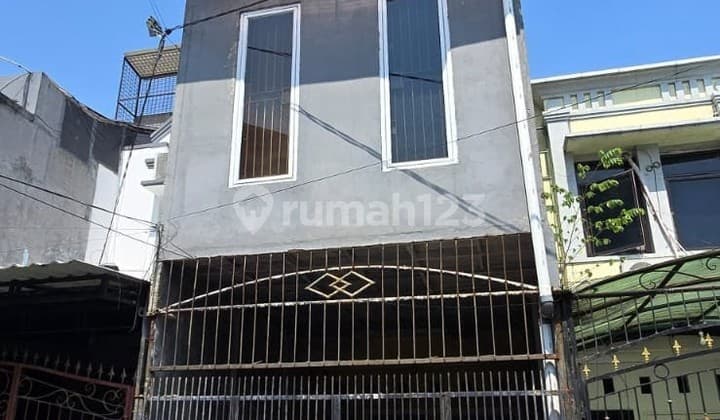 Dijual Rumah 3 Lantai di Taman Surya