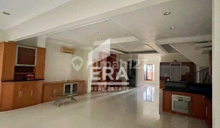 Sewa Rumah Kopyor 2 lantai. Luas 199 m2. .Bebas banjir. sudah renovasi.