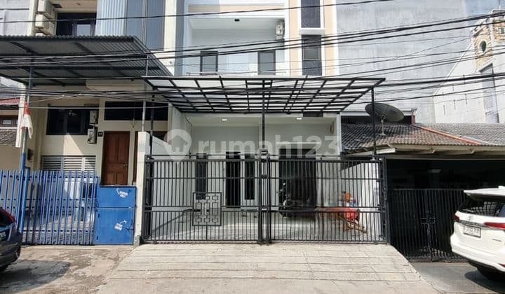 Rumah Bagus, Renovasi, 6 Kt, 3 Lantai, Shm, Dekat Mall, Tidak.banjir