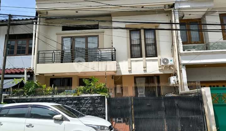 Rumah 2 Lantai Strategis Siap Huni di Jatinegara Barat Jakarta Timur