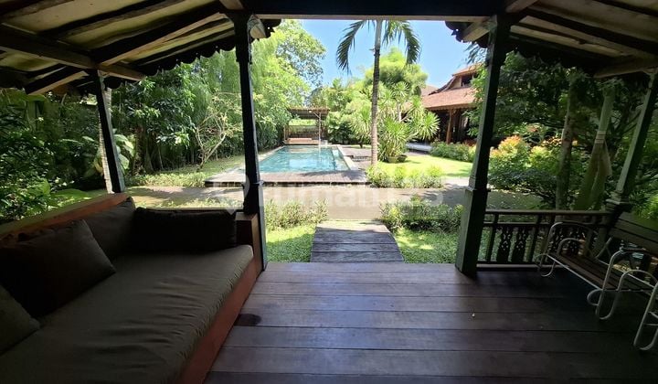 Villa Joglo Sewa di Area Umalas yang Menawan