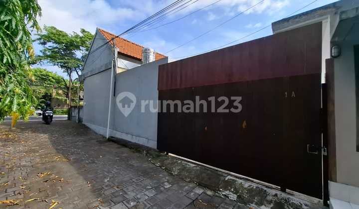 Comfortable and Pleasant Villa Jalan Bumbak Kerobokan