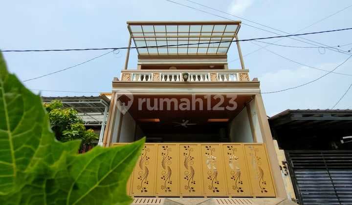 Translation: "Sell House in Vida Bekasi, Already Full Building Front Back, Bekasi"