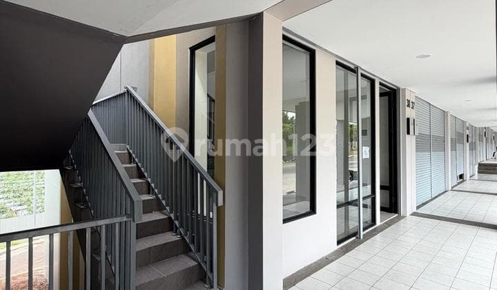 Pancatengah Sudut Bersebelahan dengan Tangga ke Lantai 2