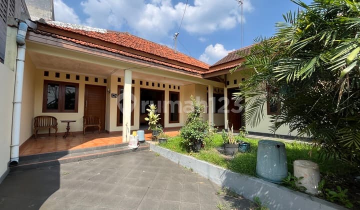 Large House Suitable for Food Business in UIN Ciputat
