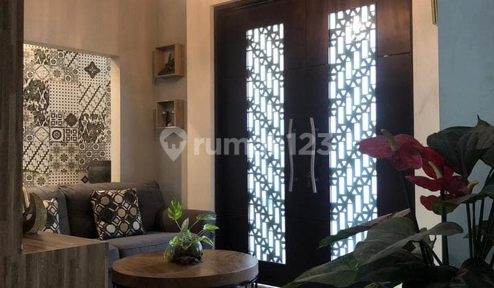 Sewa Rumah Cantik 3 Lantai Semi Furnish Matraman Jakarta Timur