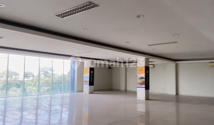 Gedung atau Gudang Tepi Jalan Utama Ex Showroom Harga Murah
