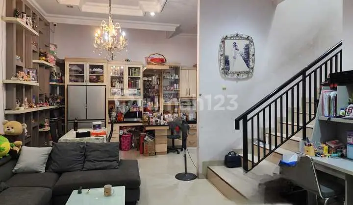 Beautiful house in Sunter, 7 meters wide, facing north, within a complex.