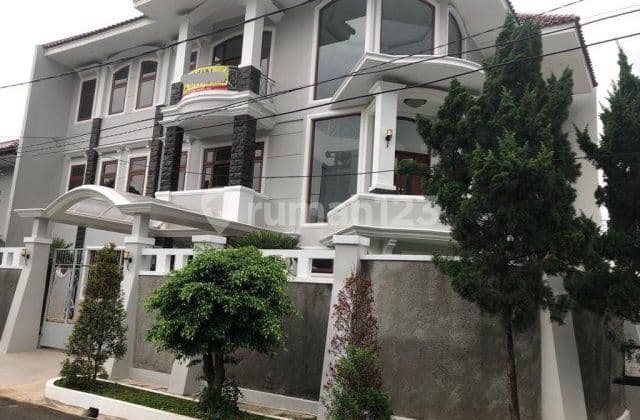 Rumah di Pondok Indah 2 Lantai SHM Bagus