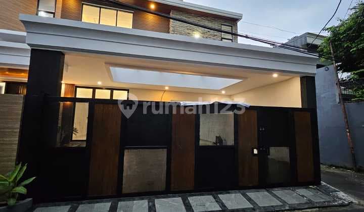 Siap Huni, Rumah, 2 Lantai, SHM, Dekat Pusat Perbelanjaan, Bebas Banjir,