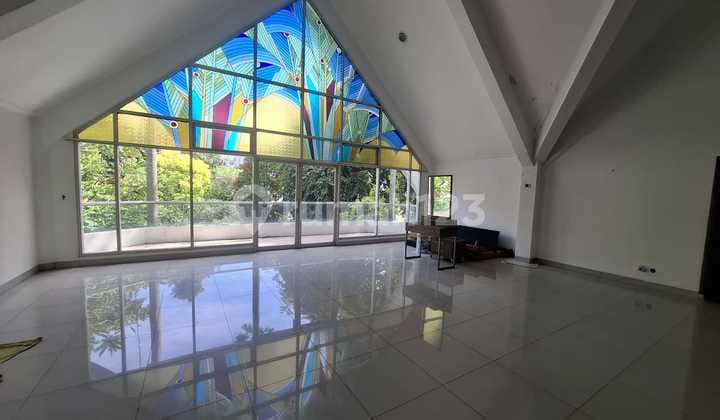 Sewa Rumah Luas Strategis di Kawasan Elite Hegarmanah Bandung
