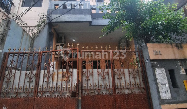 Full Occupancy Boarding House with 13 Rooms in Bendungan Hilir S9091