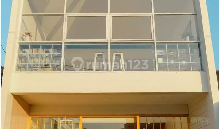 Jual Rumah Studio Foto 3 Lantai Furnish Terawat