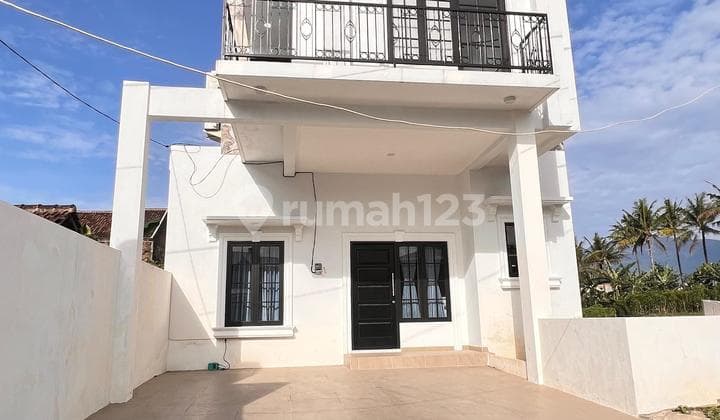 Rumah Modern di Kota Malang Konsep American Clasic 250 meter dari Poros Provinsi