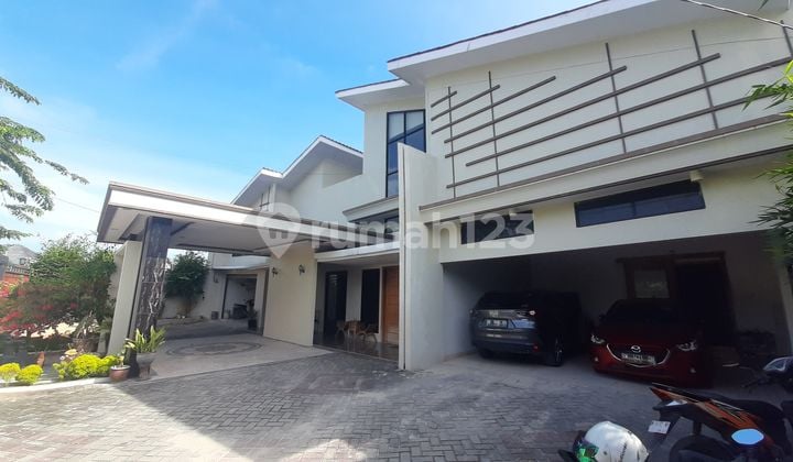 Rumah Dijual Luas Tanah 1300 M2 Fasilitas Kolam Renang Area Jalan Nangka