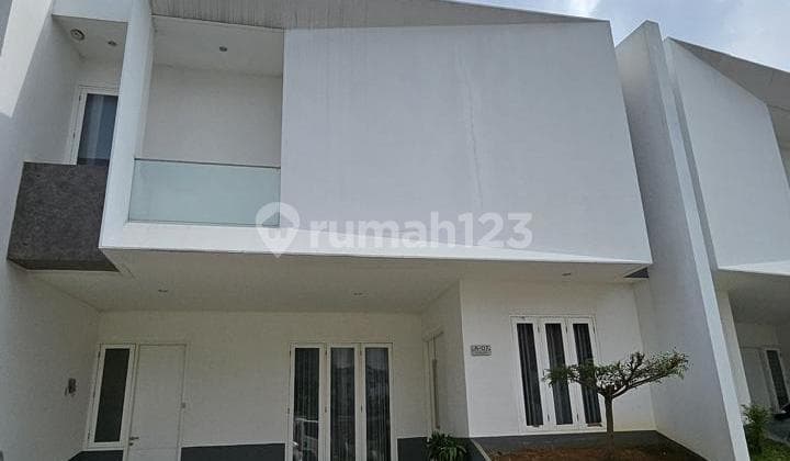 Rumah Mewah Bergaya Kontemporer Jarak 5mnt Ke L R T