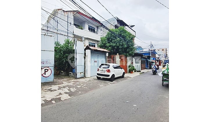 Rumah Dan Gudang Di Jalan Terate Raya Jembatan Lima Jakbar