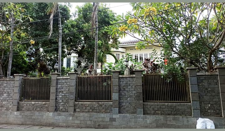 TURUN HARGA Rumah Asri halaman luas di jalan jeruk purut Jaksel