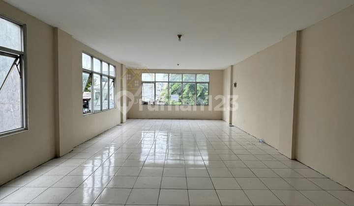 ANA RUMAH UK 5.5X15M DI PINGGIR JALAN RAYA JELAMBAR