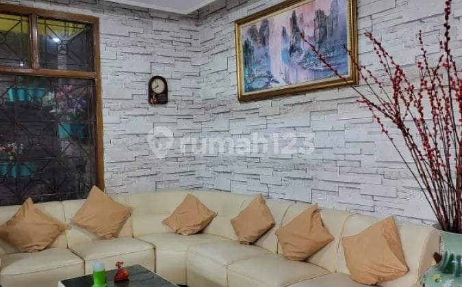ANA RUMAH SEMI FURNISHED 9X17M² DI JELAMBAR