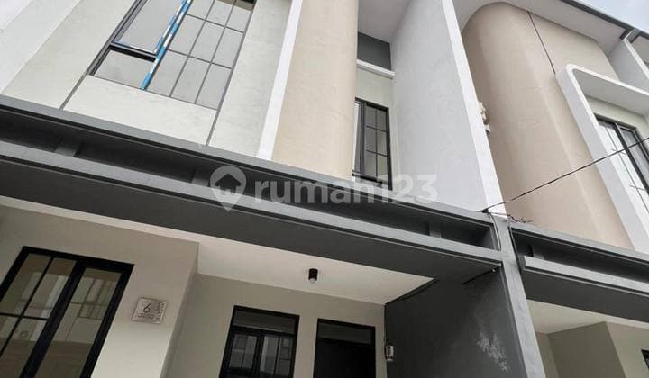 Rumah Minimalis Modern 2 Lantai Siap Huni SHM, di Ciwastra