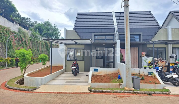 Strategic Hook House 15 Minutes to Depok City Hospital Assisted by Mortgage J39077