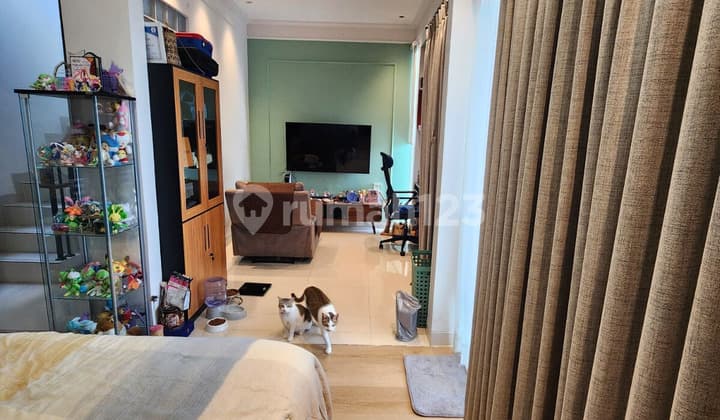 Sewa Rumah 2 Lantai Plus Attic Cluster Jura, Furnish dan Interior Premium Hanya di Metland Menteng, Cakung 028